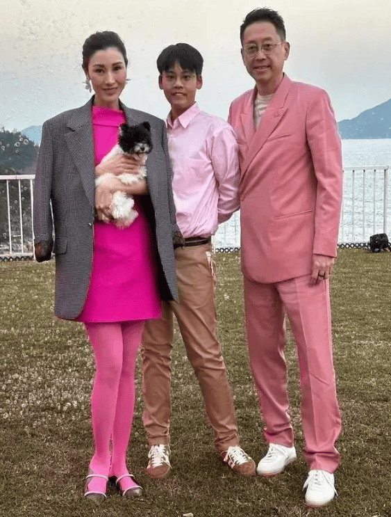 李嘉欣带儿子逛街被偶遇！穿镂空衫与牛仔裤显减龄许晋亨未陪同